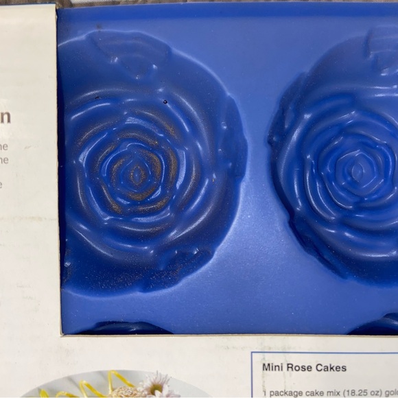6 CUP MINI ROSE CUPCAKE SILICONE PAN - Picture 3 of 3